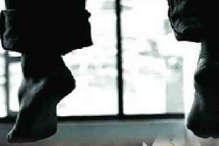 अपने अफसर की प्रताड़ना से तंग फांसी लगाई !
