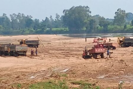 उदयपुर: रेण नदी से रेत का अवैध उत्खनन